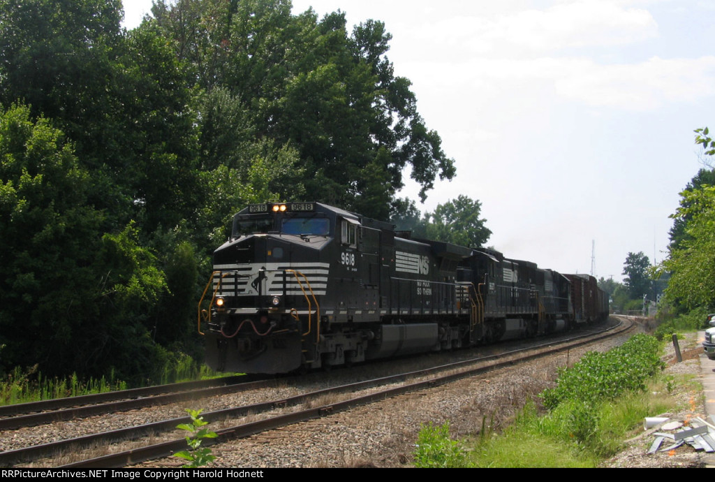 NS 9618 leads train 350 eastbound